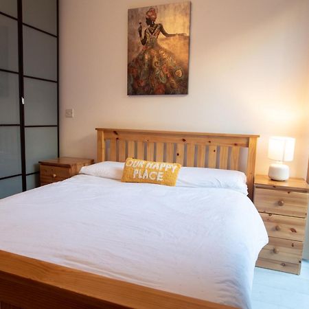 Two-Bedroom Luxury Apartment With Workspace, Free Secure Parking & Coffee Бірмінгем Екстер'єр фото