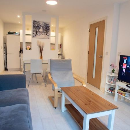 Two-Bedroom Luxury Apartment With Workspace, Free Secure Parking & Coffee Бірмінгем Екстер'єр фото