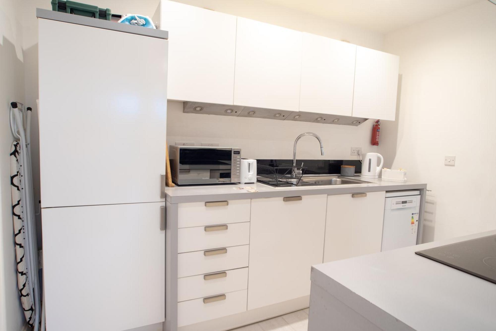 Two-Bedroom Luxury Apartment With Workspace, Free Secure Parking & Coffee Бірмінгем Екстер'єр фото
