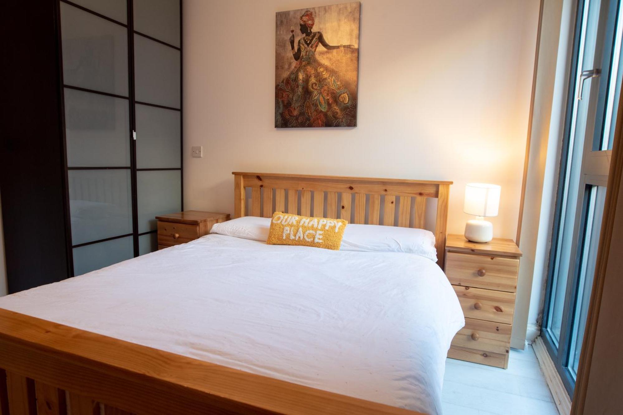 Two-Bedroom Luxury Apartment With Workspace, Free Secure Parking & Coffee Бірмінгем Екстер'єр фото