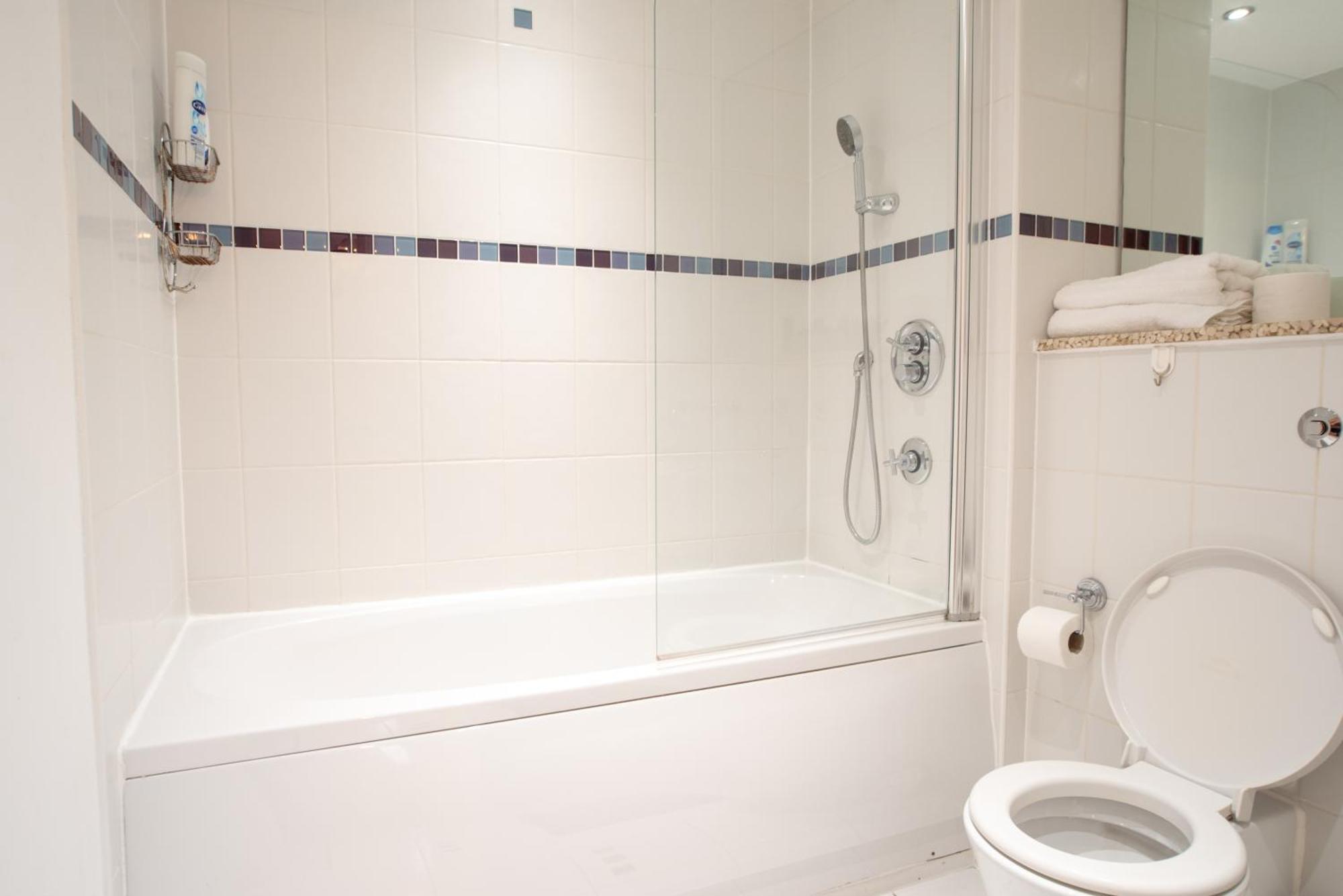 Two-Bedroom Luxury Apartment With Workspace, Free Secure Parking & Coffee Бірмінгем Екстер'єр фото