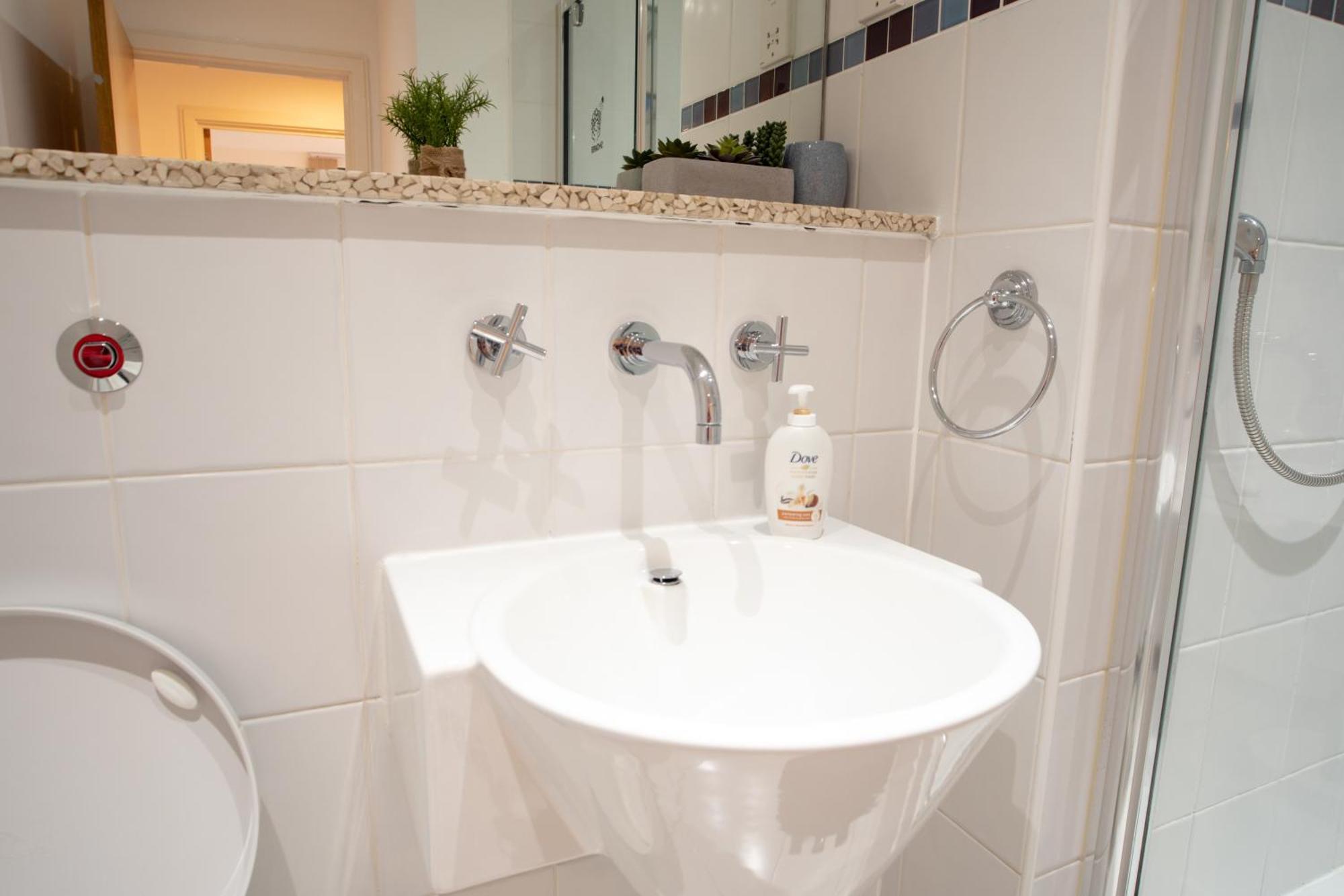 Two-Bedroom Luxury Apartment With Workspace, Free Secure Parking & Coffee Бірмінгем Екстер'єр фото
