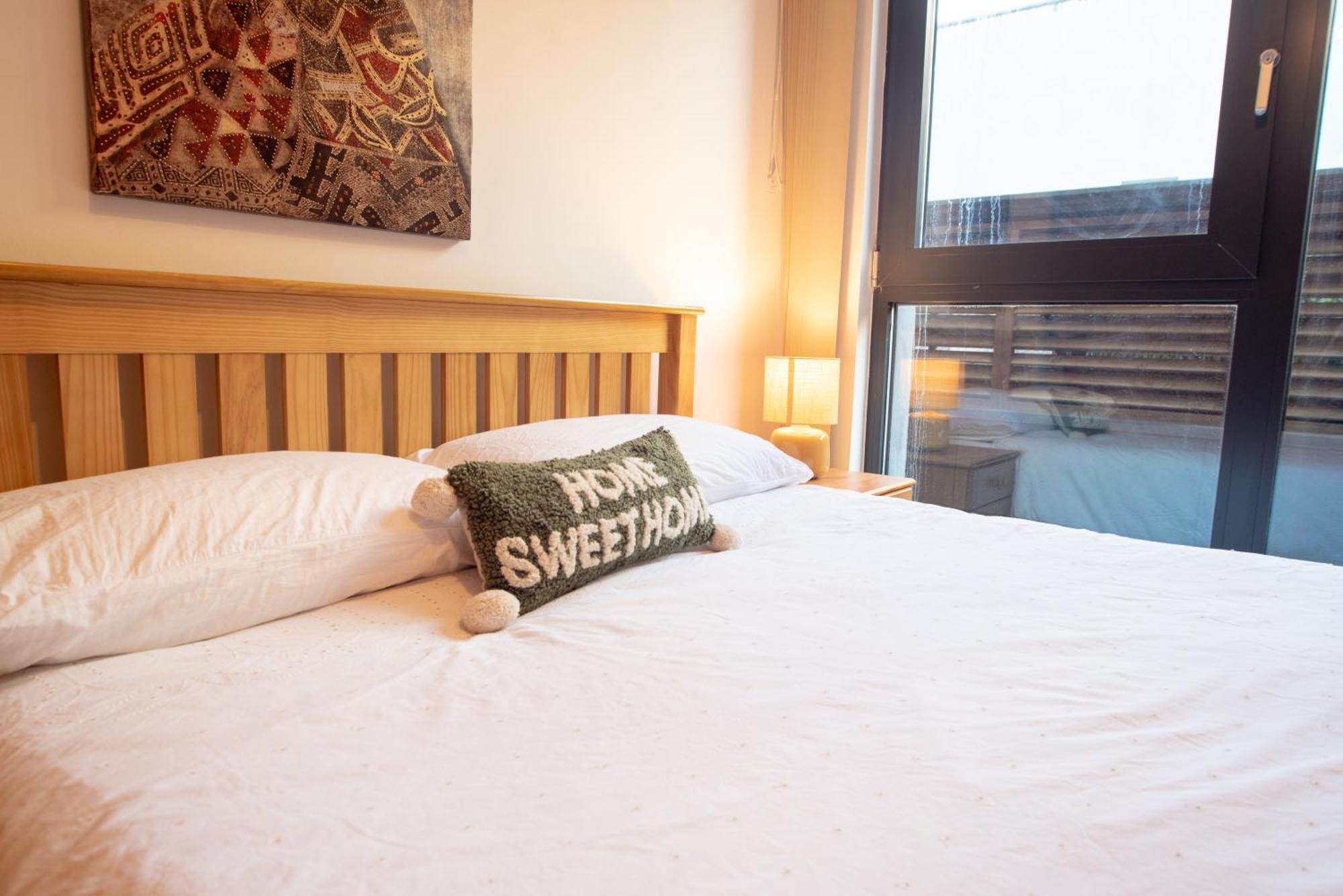 Two-Bedroom Luxury Apartment With Workspace, Free Secure Parking & Coffee Бірмінгем Екстер'єр фото