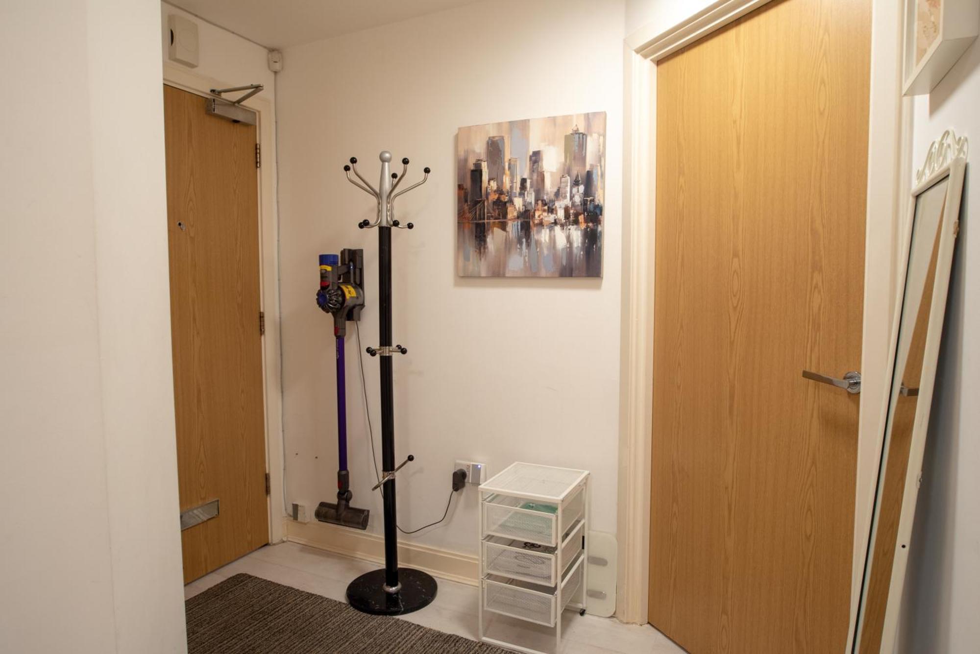 Two-Bedroom Luxury Apartment With Workspace, Free Secure Parking & Coffee Бірмінгем Екстер'єр фото