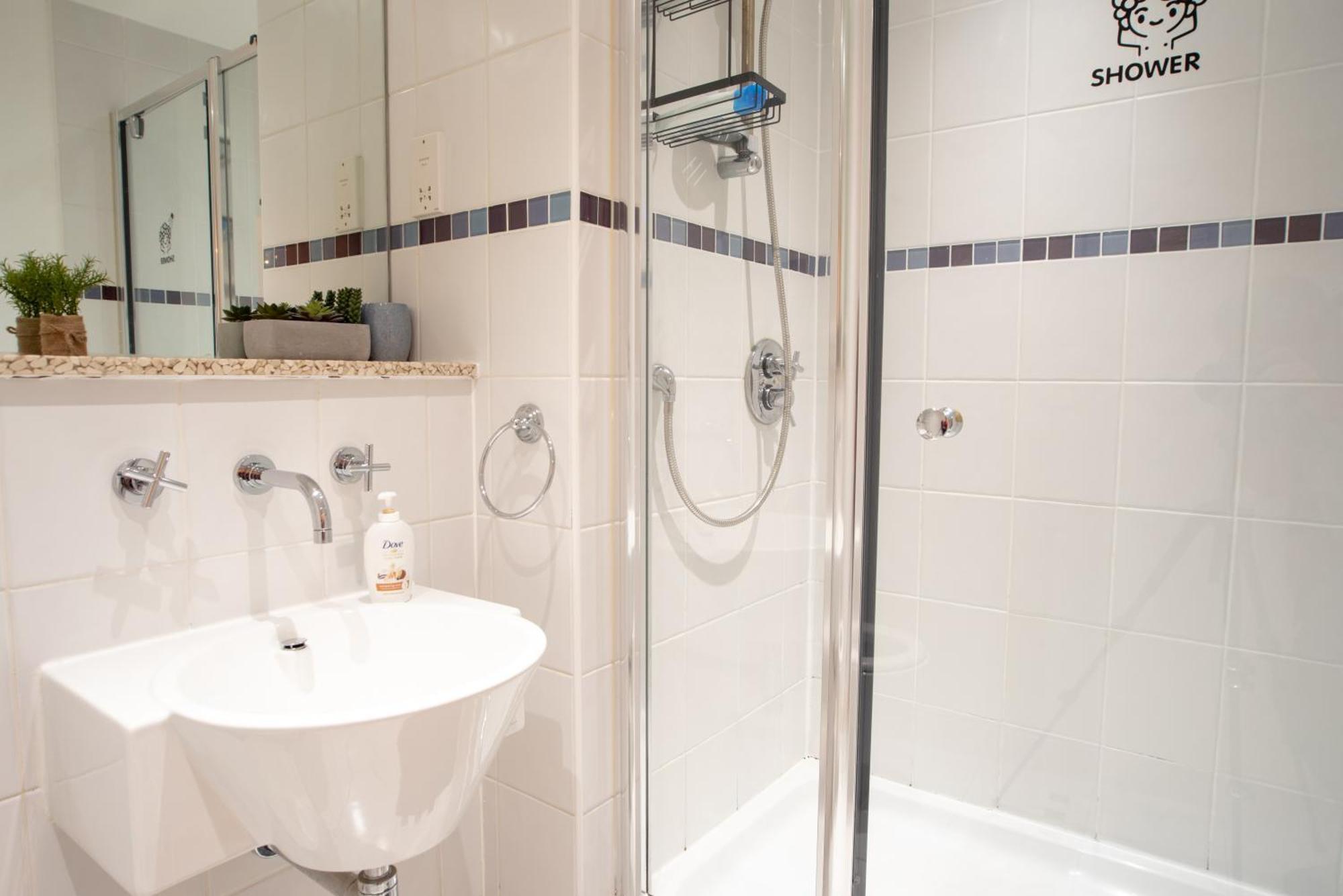 Two-Bedroom Luxury Apartment With Workspace, Free Secure Parking & Coffee Бірмінгем Екстер'єр фото