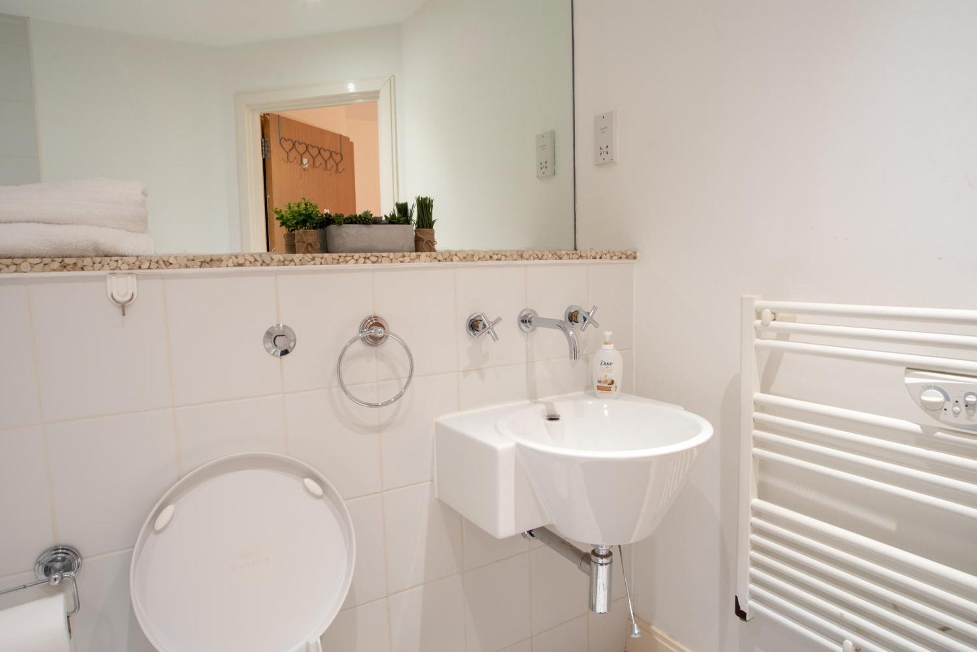 Two-Bedroom Luxury Apartment With Workspace, Free Secure Parking & Coffee Бірмінгем Екстер'єр фото