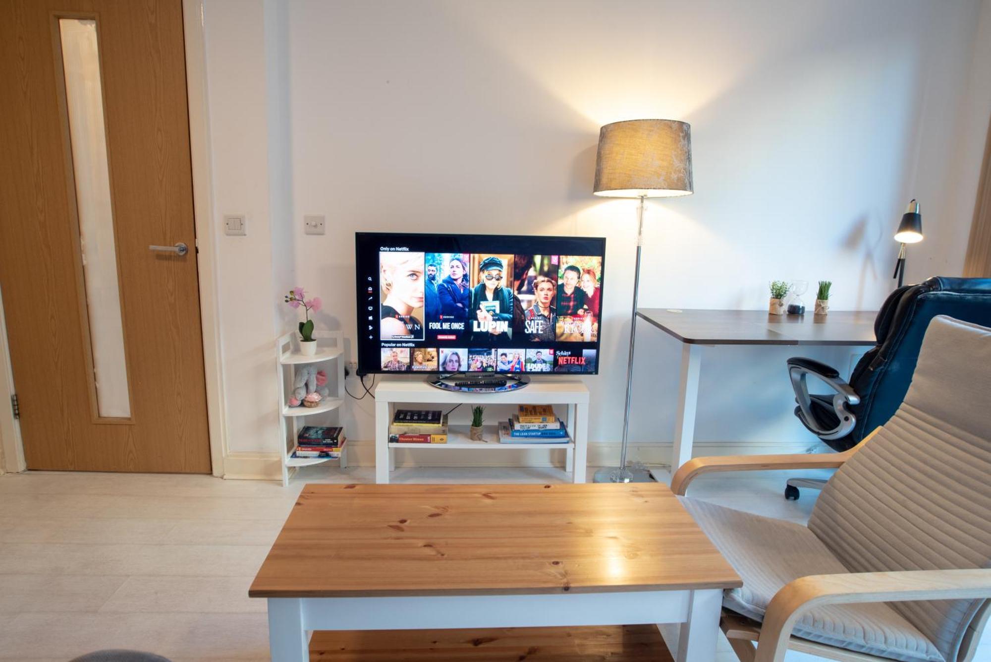 Two-Bedroom Luxury Apartment With Workspace, Free Secure Parking & Coffee Бірмінгем Екстер'єр фото
