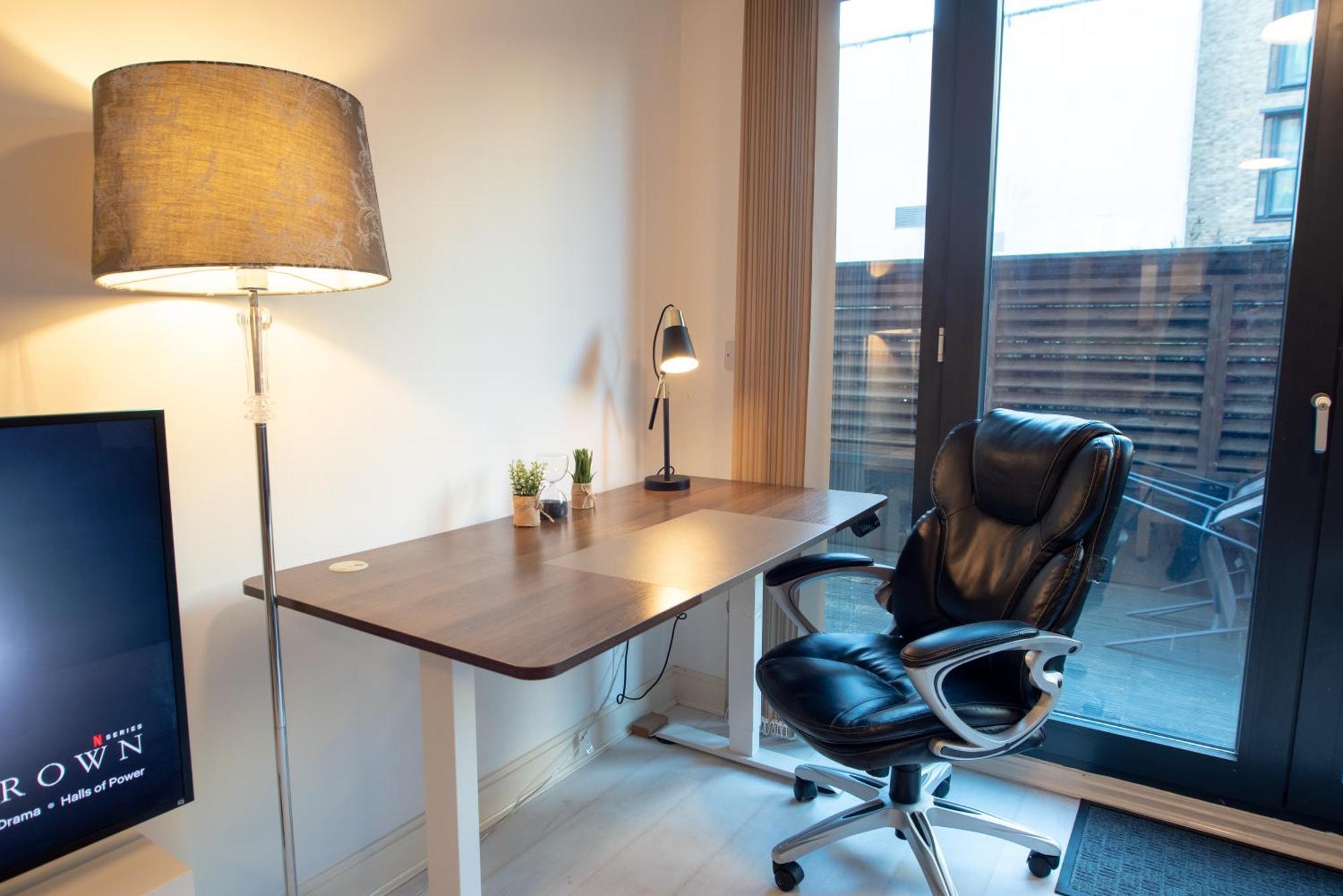 Two-Bedroom Luxury Apartment With Workspace, Free Secure Parking & Coffee Бірмінгем Екстер'єр фото