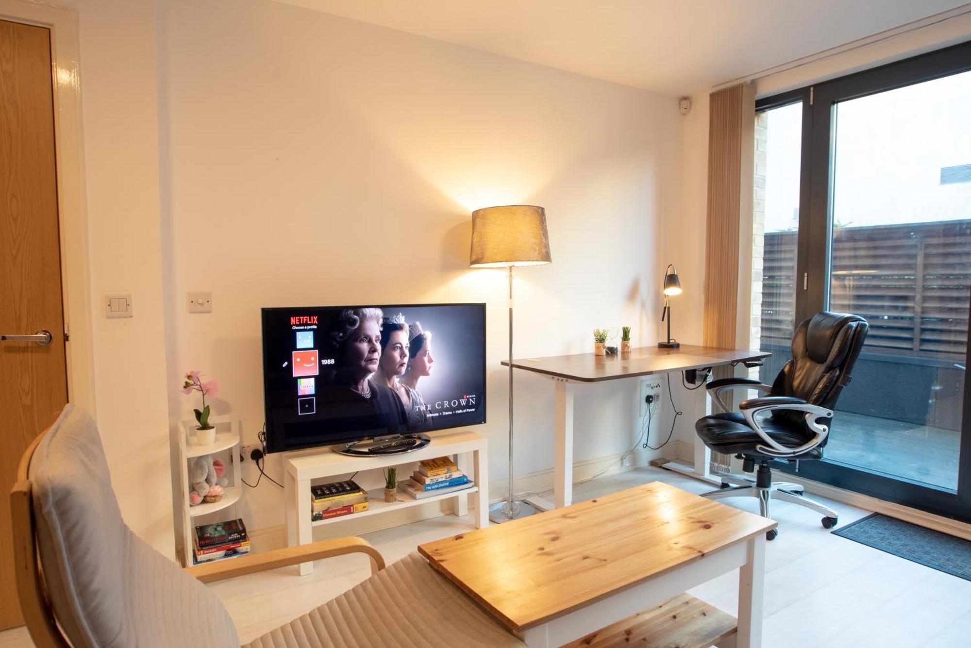 Two-Bedroom Luxury Apartment With Workspace, Free Secure Parking & Coffee Бірмінгем Екстер'єр фото