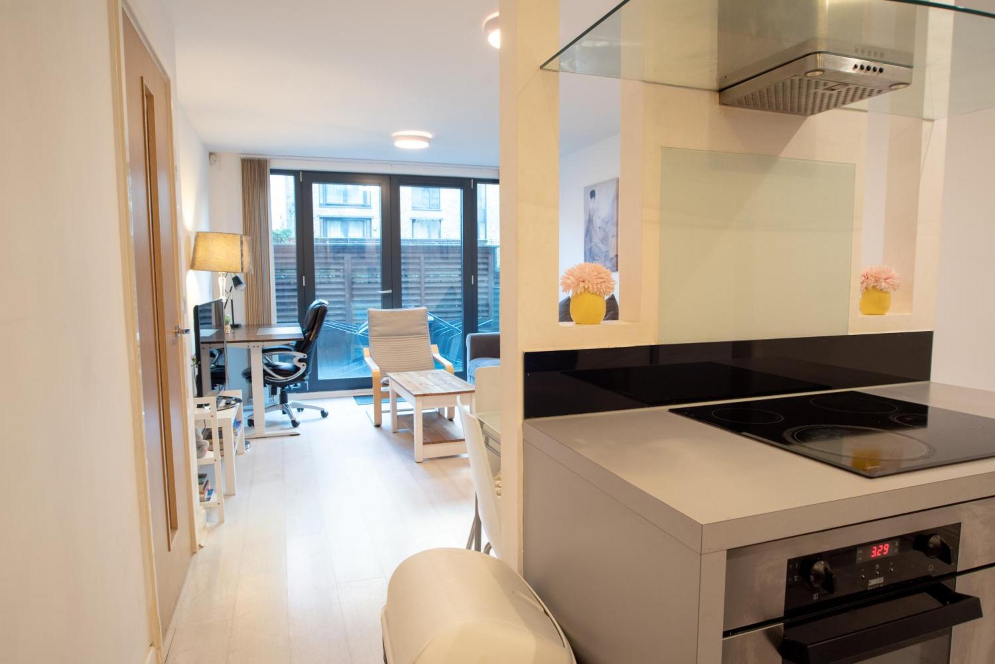 Two-Bedroom Luxury Apartment With Workspace, Free Secure Parking & Coffee Бірмінгем Екстер'єр фото