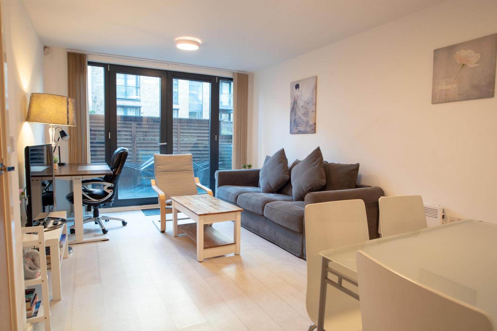 Two-Bedroom Luxury Apartment With Workspace, Free Secure Parking & Coffee Бірмінгем Екстер'єр фото