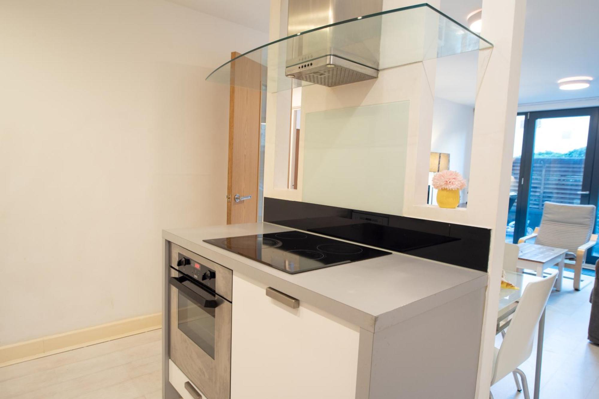 Two-Bedroom Luxury Apartment With Workspace, Free Secure Parking & Coffee Бірмінгем Екстер'єр фото